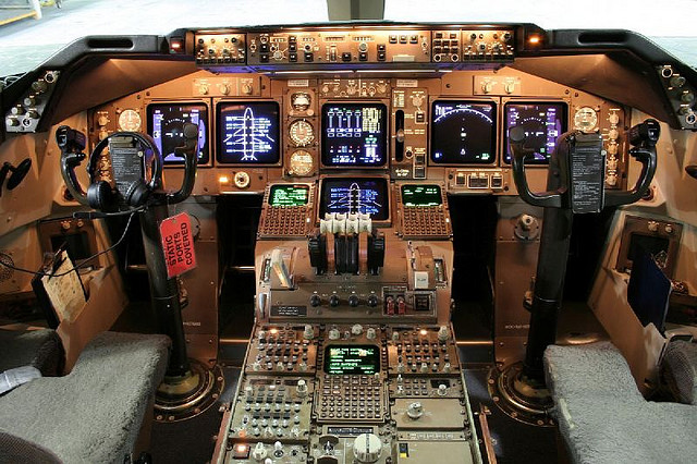 Референс панель управления пилота Boeing 747. Источник.
